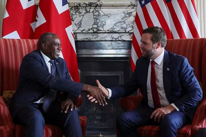 Menteri Luar Negeri Inggris David Lammy dan Wakil Presiden AS JD Vance selama pertemuan di Chevening House di Kent, Inggris, 8 Agustus 2025.(AP Photo via Euronews)