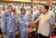 Presiden Prabowo Subianto memberikan pengarahan kepada para pengusaha yang tergabung dalam Kamar Dagang dan Industri (Kadin) Indonesia pada Jumat (8/8/2025). Pengarahan itu dilakukan di kediaman Presiden Prabowo di Hambalang, Kabupaten Bogor, Jawa Barat.(Dok. Biro Pers Sekretariat Presiden)
