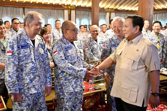 Presiden Prabowo Subianto memberikan pengarahan kepada para pengusaha yang tergabung dalam Kamar Dagang dan Industri (Kadin) Indonesia pada Jumat (8/8/2025). Pengarahan itu dilakukan di kediaman Presiden Prabowo di Hambalang, Kabupaten Bogor, Jawa Barat.(Dok. Biro Pers Sekretariat Presiden)
