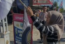 Bendera Anime One Piece di Ponorogo Diganti Usai Imbauan Petugas Bendera bergambar bajak laut one piece sempat berkibar di Kabupaten Ponorogo. Petugas dari Polisi dan TNI menghimbau masyarakat untuk memasang bendera merah putih dalam rangka memperingati HUT Repulik Indonesia ke 80 (Foto: Kompas)