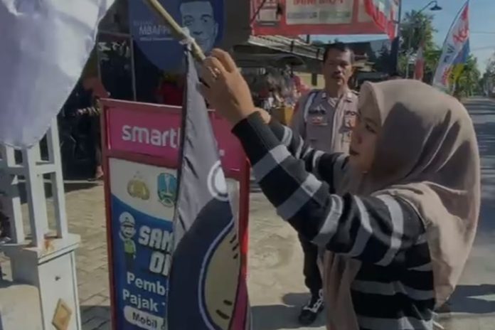 Bendera bergambar bajak laut one piece sempat berkibar di Kabupaten Ponorogo. Petugas dari Polisi dan TNI menghimbau masyarakat untuk memasang bendera merah putih dalam rangka memperingati HUT Repulik Indonesia ke 80 (Foto: Kompas) Bendera bergambar bajak laut one piece sempat berkibar di Kabupaten Ponorogo. Petugas dari Polisi dan TNI menghimbau masyarakat untuk memasang bendera merah putih dalam rangka memperingati HUT Repulik Indonesia ke 80 (Foto: Kompas)