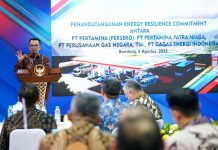 Direktur Utama Pertamina Patra Niaga, Mars Ega Legowo Putra saat penandatanganan kerja sama pemasaran produk compressed natural gas (CNG) dengan PT Pertamina Gas Negara (PGN) di Bandung, Rabu (6/8/2025).(Dok. Pertamina Patra Niaga)