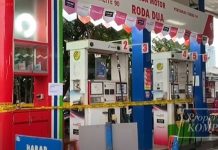 Pertamina Selidiki Insiden Pertalite Tercemar Solar di SPBU Kembangan SPBU 34.116.12 Kembangan, Jakarta Barat, usai sejumlah pengendara motor mengalami mogok massal usai mengisi bahan bakar minyak (BBM) jenis Pertalite pada Senin (4/8/2025). (tangkapan layar YouTube Kompas.com)
