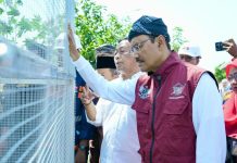 Mensos Apresiasi Sekolah Rakyat Ponorogo yang Gabungkan Pendidikan dan Vokasi Menteri Sosial Republik Indonesaia Saifullah Yusuf atau akrab disapa Gus Ipul, melihat kandang ayam petelur yang berada di bagian belakang bangunan sekolah rakyat di Kabupaten Ponorogo. (Foto: Istimewa)