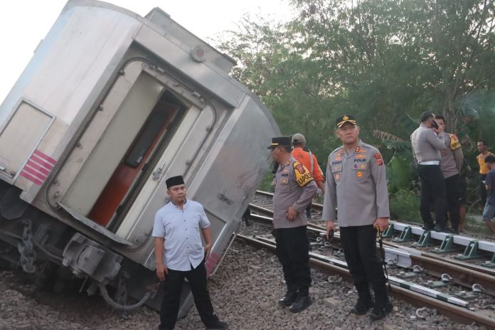 Penanganan KA Argo Bromo Anggrek relasi Surabaya Pasar Turi - Gambir yang anjlok di emplasemen Stasiun Pegaden Baru, pada Jumat (1/8/2025) pukul 15.47 WIB.(Dokumentasi Polres Subang)