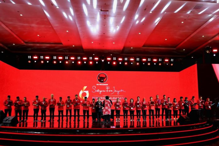 Ketua Umum PDI-P Megawati Soekarnoputri melantik susunan pengurus Dewan Pimpinan Pusat (DPP) partai untuk periode 2025-2030 saat Kongres ke-6 PDI-P di Bali Nusa Dua Convention Center, Sabtu (2/8/202).(Dokumentasi PDI-P)