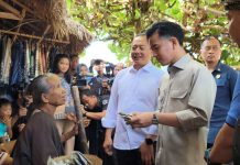 Gibran Borong Kerajinan UMKM di Desa Adat Suku Sasak, Komitmen Dongkrak Pariwisata NTB Wakil Presiden (Wapres) Republik Indonesia, Gibran Rakabuming Raka, mengunjungi desa adat Suku Sasak, di Dusun Sade, Rembitan, Pujut, Kabupaten Lombok Tengah, Nusa Tenggara Barat (NTB) pada Sabtu (2/8/2025) - Foto: Kompas