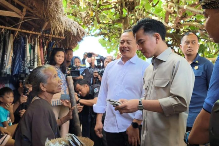 Wakil Presiden (Wapres) Republik Indonesia, Gibran Rakabuming Raka, mengunjungi desa adat Suku Sasak, di Dusun Sade, Rembitan, Pujut, Kabupaten Lombok Tengah, Nusa Tenggara Barat (NTB) pada Sabtu (2/8/2025) - Foto: Kompas