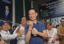 Cinta Tom Lembong untuk Indonesia Tak Pudar Meski Dibui Eks Menteri Perdagangan (Mendag) Thomas Trikasih Lembong alias Tom Lembong memamerkan tangannya yang tidak diborgol petugas Kejaksaan Agung (Kejagung)usai resmi bebas dari Rumah Tahanan (Rutan) Cipinang, Jakarta Timur, Jumat (1/8/2025) malam. (Foto: Istimewa)
