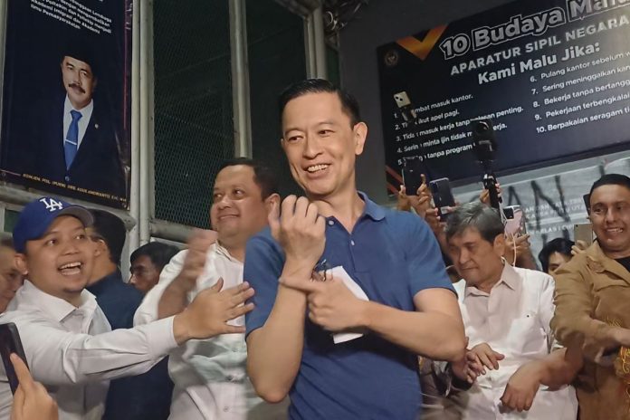 Eks Menteri Perdagangan (Mendag) Thomas Trikasih Lembong alias Tom Lembong memamerkan tangannya yang tidak diborgol petugas Kejaksaan Agung (Kejagung)usai resmi bebas dari Rumah Tahanan (Rutan) Cipinang, Jakarta Timur, Jumat (1/8/2025) malam. (Foto: Istimewa) Eks Menteri Perdagangan (Mendag) Thomas Trikasih Lembong alias Tom Lembong memamerkan tangannya yang tidak diborgol petugas Kejaksaan Agung (Kejagung)usai resmi bebas dari Rumah Tahanan (Rutan) Cipinang, Jakarta Timur, Jumat (1/8/2025) malam. (Foto: Istimewa)