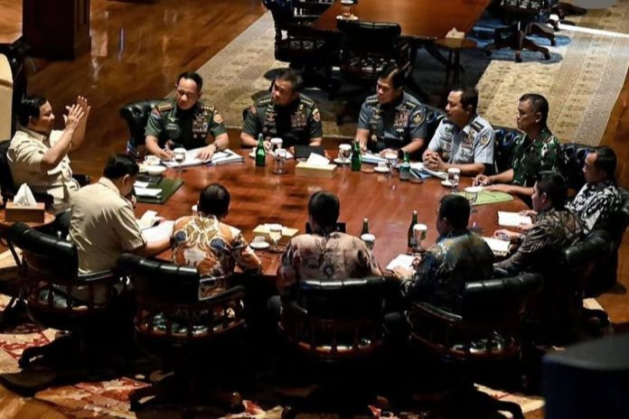 Presiden Prabowo Subianto memanggil pimpinan TNI, yakni Panglima TNI Agus Subiyanto dan jajaran bersama beberapa Menteri Kabinet Merah Putih di kediaman pribadinya di Hambalang, Kabupaten Bogor, Jawa Barat, Jumat (1/8/2025).(Dok. Instagram Sekretariat Kabinet) Presiden Prabowo Subianto memanggil pimpinan TNI, yakni Panglima TNI Agus Subiyanto dan jajaran bersama beberapa Menteri Kabinet Merah Putih di kediaman pribadinya di Hambalang, Kabupaten Bogor, Jawa Barat, Jumat (1/8/2025).(Dok. Instagram Sekretariat Kabinet)