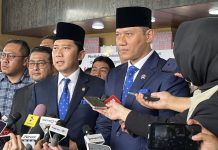 Ketua Umum Partai Demokrat, Agus Harimurti Yudhoyono (AHY) dan Ketua Fraksi Partai Demokrat, Edhie Baskoro Yudhoyono (Ibas) saat ditemui di Kompleks Parlemen, Kamis (3/10/2024)