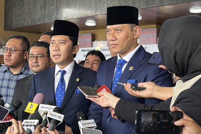 Ketua Umum Partai Demokrat, Agus Harimurti Yudhoyono (AHY) dan Ketua Fraksi Partai Demokrat, Edhie Baskoro Yudhoyono (Ibas) saat ditemui di Kompleks Parlemen, Kamis (3/10/2024) Ketua Umum Partai Demokrat, Agus Harimurti Yudhoyono (AHY) dan Ketua Fraksi Partai Demokrat, Edhie Baskoro Yudhoyono (Ibas) saat ditemui di Kompleks Parlemen, Kamis (3/10/2024)