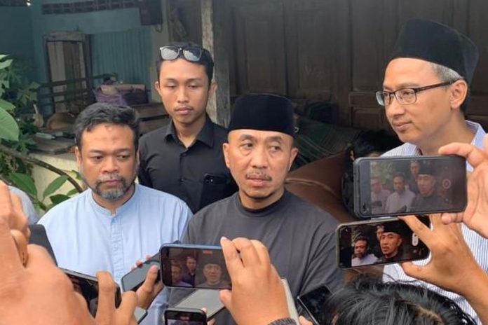 Wakil Rektor III Bidang Kemahasiswaan dan Alumni Universitas Amikom Yogyakarta, Achmad Fauzi, di rumah duka Rheza Sandy Pratama, Minggu (31/8/2025) Wakil Rektor III Bidang Kemahasiswaan dan Alumni Universitas Amikom Yogyakarta, Achmad Fauzi, di rumah duka Rheza Sandy Pratama, Minggu (31/8/2025)
