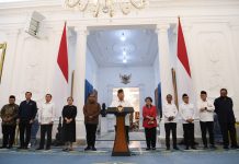 Presiden Prabowo Subianto (tengah) didampingi (kiri ke kanan) Sekjen PKS Muhammad Kholid, Waketum Partai Demokrat Edhie Baskoro Yudhoyono, Ketua DPD Sultan Bachtiar Najamudin, Ketua DPR Puan Maharani, Ketua MPR Ahmad Muzani, Ketua Umum PDIP sekaligus Presiden ke-5 RI Megawati Soekarnoputri, Ketum Partai Golkar Bahlil Lahadalia, Ketum PKB Muhaimin Iskandar, Ketum PAN Zulkifli Hasan dan Ketum Partai NasDem Surya Paloh menyampaikan keterangan pers di Istana Merdeka, Jakarta, Minggu (31/8/2025). Prabowo menegaskan negara menjamin dan menghormati hak setiap warga dalam mengemukakan pendapat serta meminta aparat TNI dan Polri untuk bersikap tegas dalam menindak massa anarkis yang merusak fasilitas umum, tindakan penjarahan, hingga upaya makar. (ANTARA FOTO/Galih Pradipta)