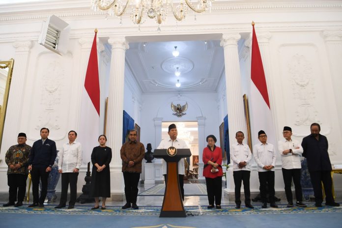 Presiden Prabowo Subianto (tengah) didampingi (kiri ke kanan) Sekjen PKS Muhammad Kholid, Waketum Partai Demokrat Edhie Baskoro Yudhoyono, Ketua DPD Sultan Bachtiar Najamudin, Ketua DPR Puan Maharani, Ketua MPR Ahmad Muzani, Ketua Umum PDIP sekaligus Presiden ke-5 RI Megawati Soekarnoputri, Ketum Partai Golkar Bahlil Lahadalia, Ketum PKB Muhaimin Iskandar, Ketum PAN Zulkifli Hasan dan Ketum Partai NasDem Surya Paloh menyampaikan keterangan pers di Istana Merdeka, Jakarta, Minggu (31/8/2025). Prabowo menegaskan negara menjamin dan menghormati hak setiap warga dalam mengemukakan pendapat serta meminta aparat TNI dan Polri untuk bersikap tegas dalam menindak massa anarkis yang merusak fasilitas umum, tindakan penjarahan, hingga upaya makar. (ANTARA FOTO/Galih Pradipta)