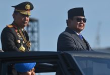 Kapolri Akan Konsultasi dengan Presiden Prabowo Soal Pengganti Wakapolri Presiden Prabowo Subianto (kanan) didampingi Kapolri Jenderal Pol Listyo Sigit Prabowo (kiri) menginspeksi pasukan dalam upacara HUT ke-79 Bhayangkara di kawasan Monumen Nasional (Monas), Jakarta, Selasa (1/7/2025). HUT ke-79 Bhayangkara mengangkat tema Polri Untuk Masyarakat sebagai cerminan semangat pengabdian dan transformasi kepolisian negeri ini. ANTARA FOTO/Rivan Awal Lingga/app/rwa.(RIVAN AWAL LINGGA)