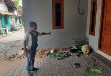 Ketua RT 03, Bantulan, Sidoarum, Kapanewon Godean, Kabupaten Sleman, Nur Salim saat menunjukan kondisi rumah T usai digeruduk oleh driver online pengantar makanan.(KOMPAS.COM/YUSTINUS WIJAYA KUSUMA)