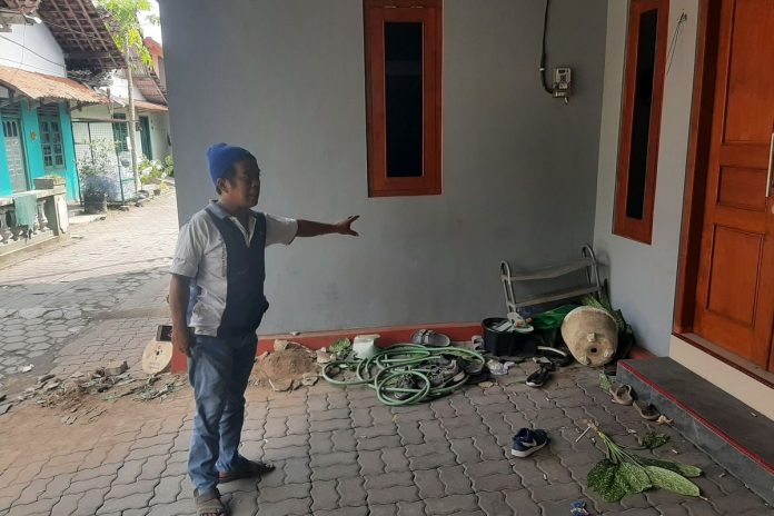 Ketua RT 03, Bantulan, Sidoarum, Kapanewon Godean, Kabupaten Sleman, Nur Salim saat menunjukan kondisi rumah T usai digeruduk oleh driver online pengantar makanan.(KOMPAS.COM/YUSTINUS WIJAYA KUSUMA)