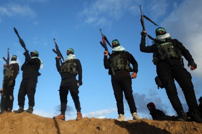 Sejumlah milisi kelompok Hamas berdiri menjelang penyerahan jenazah empat sandera Israel di Khan Yunis, Gaza selatan, 20 Februari 2025. (AFP/EYAD BABA)