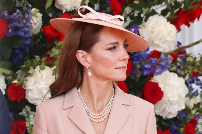 Princess of Wales, Kate Middleton saat menyambut Presiden Perancis, Emmanuel Macron dan istri, Brigitte Macron di London, Inggris, pada Selasa (8/7/2025).(Dok. AFP/CHRIS JACKSON)