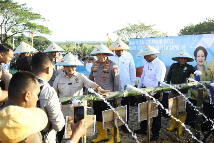 Kapolri Jenderal Listyo Sigit Prabowo memimpin penanaman jagung secara serentak di lahan perhutanan sosial, Desa Selojari, Kecamatan Klambu, Kabupaten Grobogan, Jawa Tengah, Rabu (9/7/2025) siang pukul 14.00.(DOKUMEN POLDA JATENG)