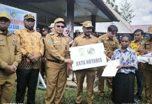 Koperasi Merah Putih Resmi Hadir di Puncak, Dongkrak Ekonomi Kampung Bupati Puncak Elvis Tabuni didampingi wakil Bupati Puncak Naftali akawal, serta Ketua DPRD Kabupaten Puncak, Thomas Tabuni dan Plt Sekda Puncak, Nenu Tabuni, saat launching Koperasi Merah Putih di kampung Kago, Distrik Ilaga dan Yenggernok, Distrik Gome, Kabupaten Puncak, Papua Tengah.(DOK HUMAS PEMDA PUNCAK)