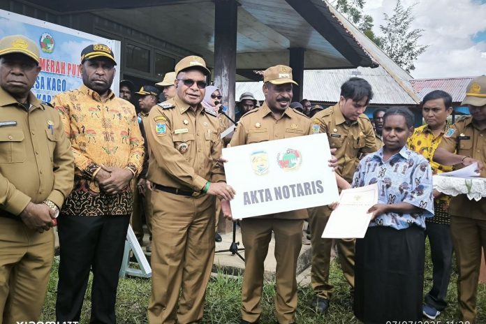 Bupati Puncak Elvis Tabuni didampingi wakil Bupati Puncak Naftali akawal, serta Ketua DPRD Kabupaten Puncak, Thomas Tabuni dan Plt Sekda Puncak, Nenu Tabuni, saat launching Koperasi Merah Putih di kampung Kago, Distrik Ilaga dan Yenggernok, Distrik Gome, Kabupaten Puncak, Papua Tengah.(DOK HUMAS PEMDA PUNCAK)