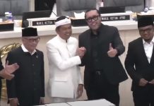 Kinerja Anggaran Jabar Di bawah DIY dan NTB, DPRD Soroti Kepemimpinan Dedi Mulyadi Suasana hangat dan penuh keakraban tampak dalam Rapat Paripurna DPRD Jawa Barat di Bandung, Kamis (22/5/2025). Gubernur Jawa Barat Dedi Mulyadi terlihat berdiri berdampingan dengan Wakil Ketua DPRD Jabar dari Fraksi PDI Perjuangan, Ono Surono. Keduanya tersenyum lebar sambil bersalaman.(Tangkapan layar KompasTV)