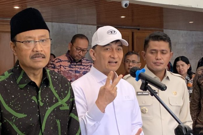 Wakil Gubernur Banten, Dimyati Natakusumah usai Penandatanganan Perjanjian Pinjam Pakai BMD Milik Pemda bersama Mensos Saifullah Yusuf, di Kantor Kemensos, Jakarta Pusat, Kamis (10/7/2035)