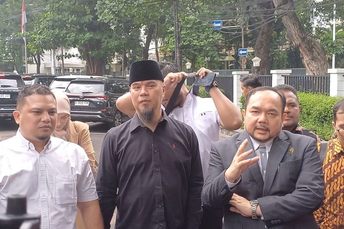 Ahmad Dhani tiba di Komisi Perlindungan Anak Indonesia (KPAI) pada Rabu, (9/7/2025). (Foto: Istimewa)