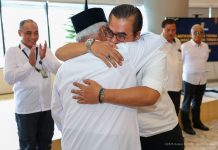 Momen Haru dan Pesan Mendalam Pergantian Deputi di Ibu Kota Nusantara Kepala Otorita IKN Basuki Hadimuljono berpelukan dengan eks Deputi Transformasi Hijau dan Digital Otorita IKN Mohammed Ali Berawi usai sera terima jabatan, Jumat (11/7/2025).(OIKN)