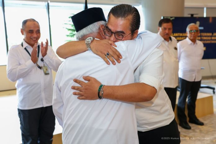 Kepala Otorita IKN Basuki Hadimuljono berpelukan dengan eks Deputi Transformasi Hijau dan Digital Otorita IKN Mohammed Ali Berawi usai sera terima jabatan, Jumat (11/7/2025).(OIKN) Kepala Otorita IKN Basuki Hadimuljono berpelukan dengan eks Deputi Transformasi Hijau dan Digital Otorita IKN Mohammed Ali Berawi usai sera terima jabatan, Jumat (11/7/2025).(OIKN)