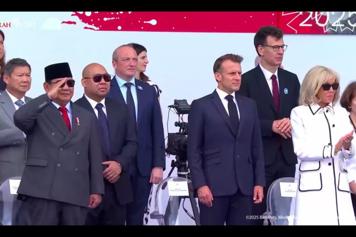 Presiden Prabowo beri hormat saat saksikan Penampilan kontingen Indonesia di Bastille Day 2025, Paris, Prancis. (Dok YouTube Sekretariat Presiden)(Dok YouTube Sekretariat Presiden) Presiden Prabowo beri hormat saat saksikan Penampilan kontingen Indonesia di Bastille Day 2025, Paris, Prancis. (Dok YouTube Sekretariat Presiden)(Dok YouTube Sekretariat Presiden)