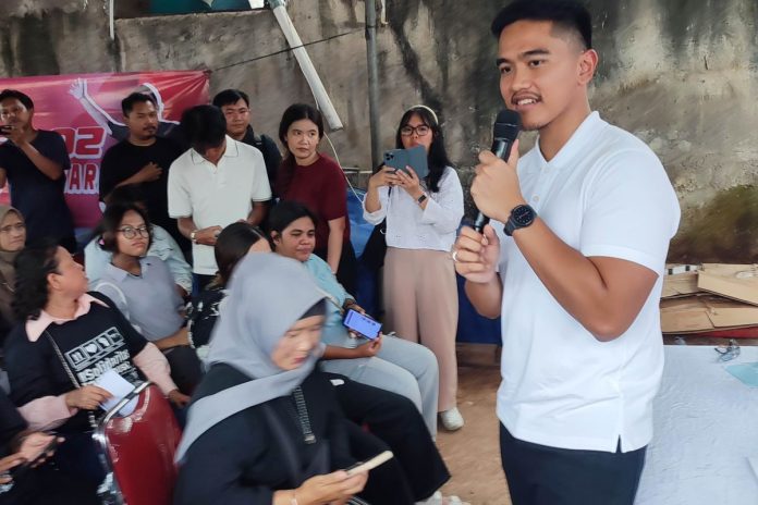 Ketua Umum PSI Kaesang Pangarep saat menyapa warga di wilayah Cipinang Muara, Selasa (14/7/2025). (Foto: Istimewa)