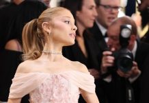 Ariana Grande Akan Isi Suara di Film Animasi Adaptasi Buku Legendaris Dr. Seuss Penyanyi Ariana Grande saat menghadiri SAG Awards 2025 di Los Angeles, Amerika Serikat, 23 Februari 2025.(AMY SUSSMAN)