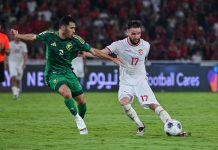Pesepakbola Timnas Indonesia Calvin Verdon hendak melepaskan tendangan dikawal back Timnas Arab Saudi Sultan Al Ghannam dalam pertandingan Kualifikasi Piala Dunia 2026 Zona Asia antara Indonesia vs Arab Saudi pada Selasa (19/11/2024) di Stadion Gelora Bung Karno Jakarta.