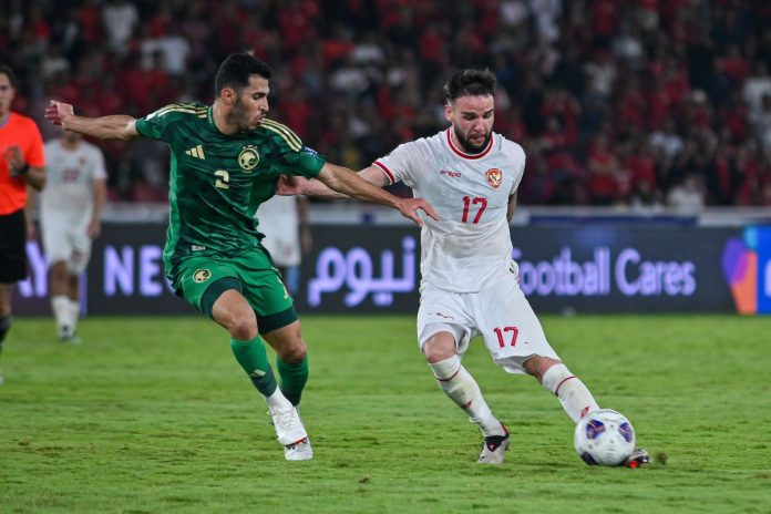 Pesepakbola Timnas Indonesia Calvin Verdon hendak melepaskan tendangan dikawal back Timnas Arab Saudi Sultan Al Ghannam dalam pertandingan Kualifikasi Piala Dunia 2026 Zona Asia antara Indonesia vs Arab Saudi pada Selasa (19/11/2024) di Stadion Gelora Bung Karno Jakarta.
