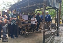Bahlil Resmikan Pengelolaan Legal Sumur Minyak Tua di Blora untuk Dongkrak Ekonomi Rakyat Menteri ESDM Bahlil Lahadalia kunjungi sumur minyak tua di Desa Ledok, Kecamatan Sambong, Kabupaten Blora, Jawa Tengah, Kamis (17/7/2025) (Foto: Istimewa)