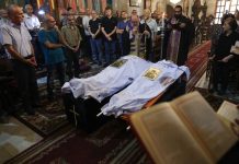 Uskup Agung Alexios memberkati jenazah Saad Salameh dan Foumia Ayyad, yang tewas dalam serangan Israel yang menghantam Gereja Keluarga Kudus di Kota Gaza, dalam upacara pemakaman mereka di Gereja Santo Porphyrius pada 17 Juli 2025. Serangan Israel terhadap satu-satunya gereja Katolik di Gaza menewaskan tiga orang.(OMAR AL-QATTAA / AFP)