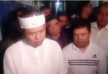 Acara Makan Gratis Pernikahan Anak Gubernur Jabar Berujung Tragedi, 3 Tewas Gubernur Jawa Barat Dedi Mulyadi saat mendatangi kediaman keluarga salah satu korban meninggal di Kampung Sindang Heula, Kelurahan Sukamenteri, Kecamatan Garut Kota, Jabar, Jumat (18/7/2025) malam. Tiga orang dinyatakan meninggal saat berdesak-desakan mengantre makan gratis dalam pesta rakyat resepsi pernikahan anak Dedi dan Wabup Garit Putri Karlina.(KOMPAS)