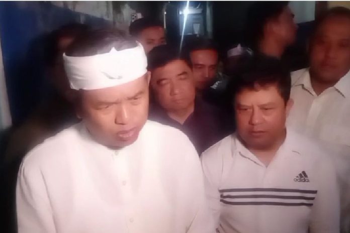 Gubernur Jawa Barat Dedi Mulyadi saat mendatangi kediaman keluarga salah satu korban meninggal di Kampung Sindang Heula, Kelurahan Sukamenteri, Kecamatan Garut Kota, Jabar, Jumat (18/7/2025) malam. Tiga orang dinyatakan meninggal saat berdesak-desakan mengantre makan gratis dalam pesta rakyat resepsi pernikahan anak Dedi dan Wabup Garit Putri Karlina.(KOMPAS)