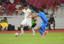 Hokky Caraka (kiri) dibayangi pemain lawan dalam laga Grup A Piala AFF U23 2025 antara Timnas U23 Indonesia vs Filipina digelar di Stadion Utama Gelora Bung Karno, Jumat (18/7/2025)