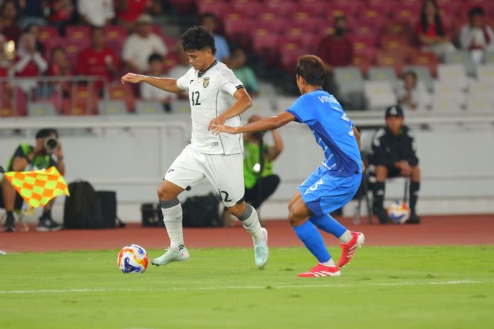 Hokky Caraka (kiri) dibayangi pemain lawan dalam laga Grup A Piala AFF U23 2025 antara Timnas U23 Indonesia vs Filipina digelar di Stadion Utama Gelora Bung Karno, Jumat (18/7/2025)