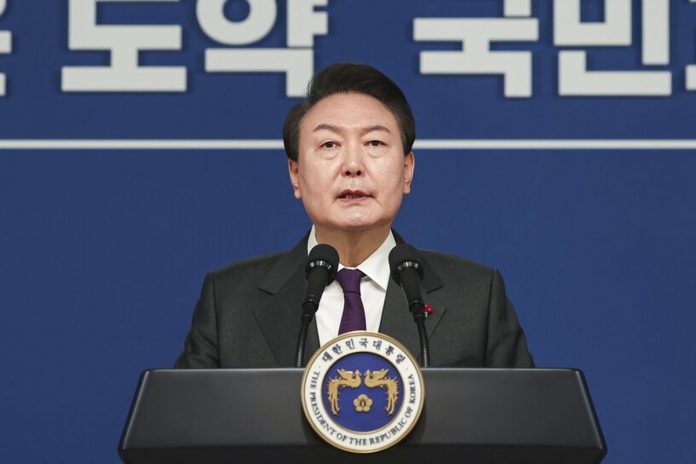 Yoon Suk Yeol, mantan presiden Korea Selatan, didakwa penyalahgunaan wewenang terkait deklarasi keadaan darurat militernya pada 3 Desember 2024.(SOUTH KOREA PRESIDENTIAL OFFICE via AP)
