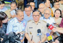 Bank Jakarta Buka Akses Keuangan untuk Pedagang Kaki Lima Gubernur Jakarta Pramono Anung di kawasan Pasar Santa, Jakarta Selatan, Selasa (22/7/2025)