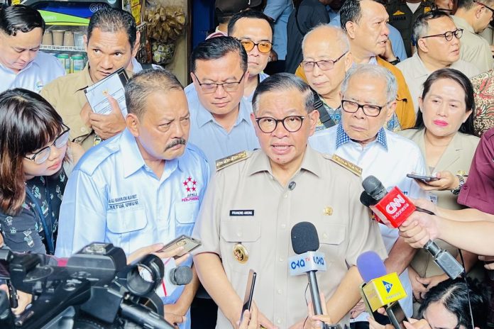 Gubernur Jakarta Pramono Anung di kawasan Pasar Santa, Jakarta Selatan, Selasa (22/7/2025)