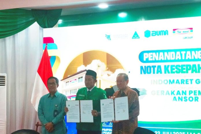 Ketua Umum Pimpinan Pusat Gerakan Pemuda (GP) Ansor Addin Jauharudin dan Presiden Direktur PT. Indomarco Prismatama (Indomaret) Sinarman Jonatan saat menandatangani nota kesepahaman bisnis ritel di Kantor Pusat GP Ansor, Jakarta, Selasa (22/7/2025) Ketua Umum Pimpinan Pusat Gerakan Pemuda (GP) Ansor Addin Jauharudin dan Presiden Direktur PT. Indomarco Prismatama (Indomaret) Sinarman Jonatan saat menandatangani nota kesepahaman bisnis ritel di Kantor Pusat GP Ansor, Jakarta, Selasa (22/7/2025)