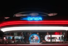 Elon Musk resmi membuka restoran Tesla bergaya retro-futuristik di Los Angeles, lengkap dengan robot pelayan dan 80 stasiun pengisian daya.(Dok.Tesla via News.com.au)