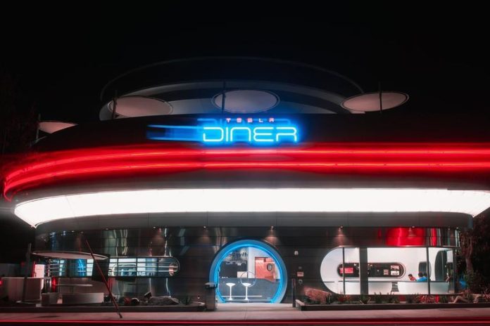 Elon Musk resmi membuka restoran Tesla bergaya retro-futuristik di Los Angeles, lengkap dengan robot pelayan dan 80 stasiun pengisian daya.(Dok.Tesla via News.com.au)